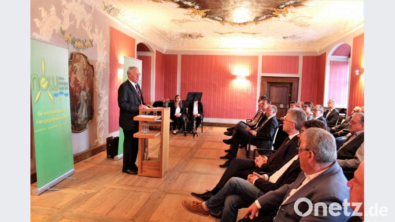 Vorstandsvorsitzender Helmuth Wächter begrüßt die Gäste zum Festakt im Musikzimmer des Klolsters Speinshart. Bild: stg