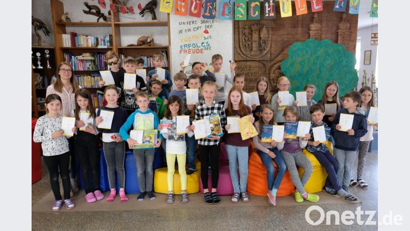 Das &quot;Mathe-Känguru&quot; ist auch zu Besuch in der Grundschule am Rauhen Kulm in Speinshart. 26 Kinder der 3. und 4. Klasse - im Bild mit Klassenlehrerin Johanna Römisch (links) - beteiligten sich am Wettbewerb, der deutschlandweit fast eine Million Schüler zum Knobeln mit Zauberwürfeln und Zahlen animiert. Bild: do