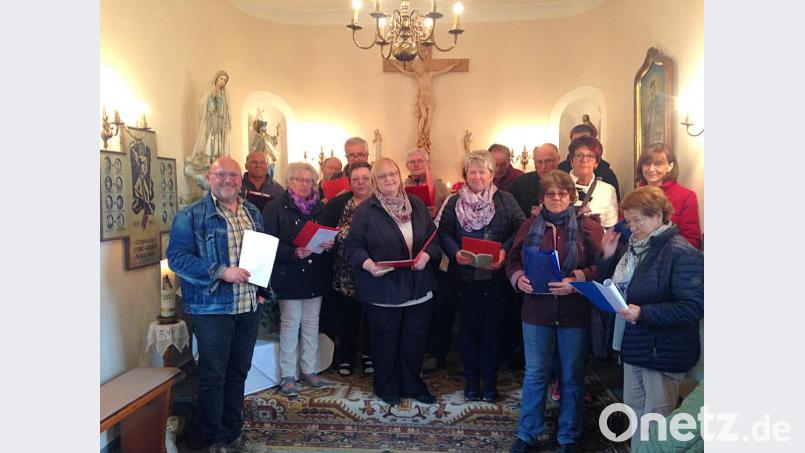 Die verbliebenen Aktiven des Gesangvereins 1910singen unter Leitung von Alexander Völkl (links) und mit Unterstützung aus umliegenden Orten in der Dorfkapelle. Bild: fjo
