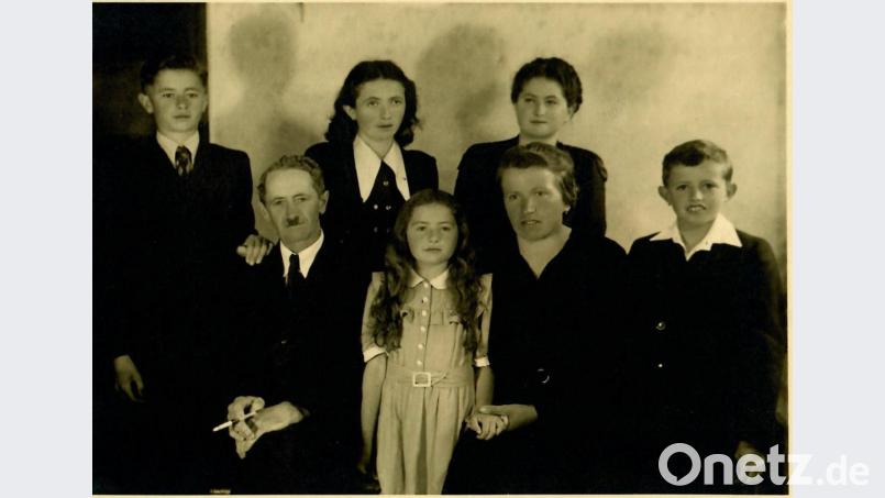 Johann Püttner junior und Frau Margarete mit ihren Kindern. Sie betrieben den Hof von 1924 bis 1963. Der junge Mann links im Bild ist Johannes Püttners Großvater Josef. Repro: sne