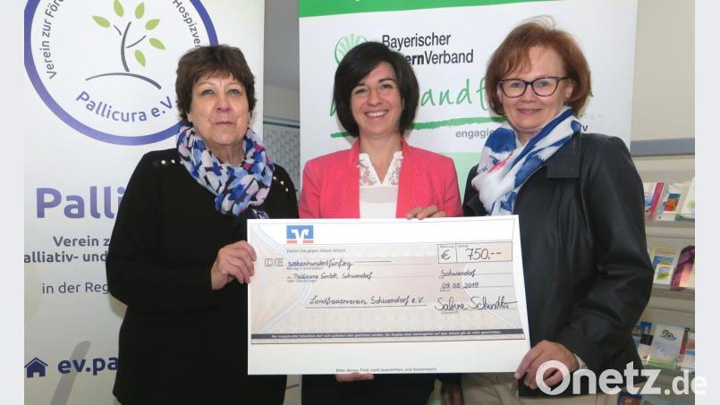 Für den Förderverein „Pallicura“ erhielten Sonja Kellner (links) und Monika Kagerer (rechts) eine Spende von Kreisbäuerin Sabine Schindler. Bild: Hirsch
