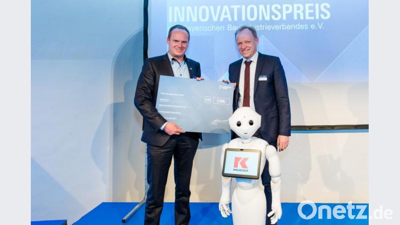 Tobias Bauernfeind (l.) nahm den Innovationspreis für die Kassecker Gruppe von Clemens Fuest entgegen. Bild: Bayerischer Bauindustrieverband