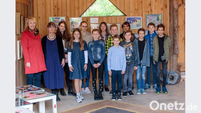 Einige der jungen Künstler mit (von links) Bürgermeisterin Brigitte Bachmann und Wunderhof-Leiterin Evi Steiner-Böhm. Bild: esb