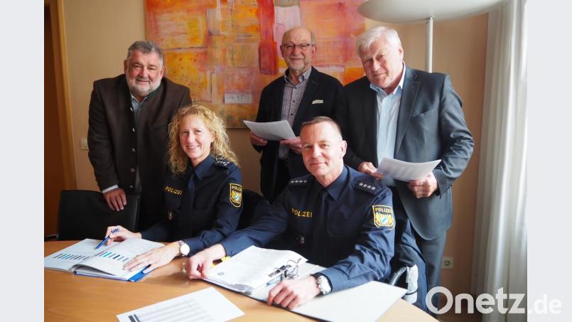 Sabine Roidl, kommissarische Leiterin der Nabburger Polizeiinspektion und Stellvertreter Stefan Weinberger sorgten beim Sicherheitsgespräch in Nabburg für zufriedene Mienen bei den Bürgermeistern (stehend von links) Armin Schärtl, Georg Köppl und Johann Wilhelm. Bild: bl