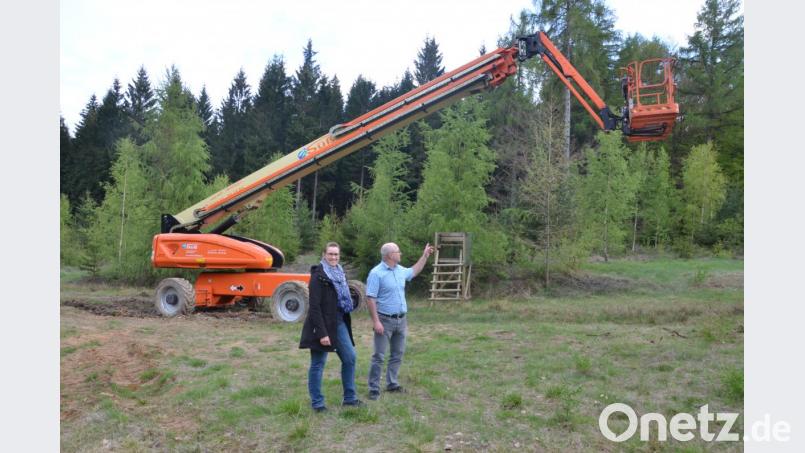Geschäftsführerin Birgit Grünbauer und Gesellschafter Albert Nikol von Natural Energy Solutions erläutern im Waldgebiet &quot;Silberschlag&quot;, wie mit dem Gerät Daten über den schützenswerten Tierbestand im Hessenreuther Wald erhoben werden können. Bild: wb
