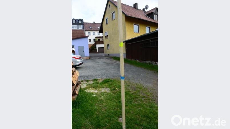 Die blaue Markierung zeigt die errechnete Höhe eines 100-jährigen Hochwassers: Dder gelbe Streifen markiert den Freibord. Hier gelang es Bürgermeister Rupert Troppmann die Höhe etwas herunterzuhandeln. Bild: bey