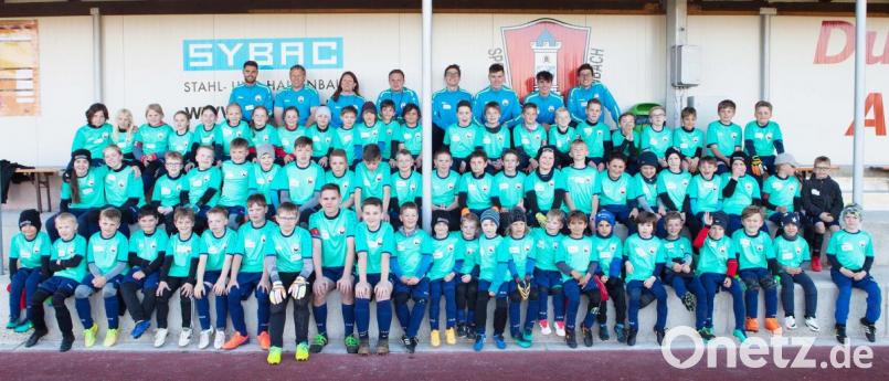 68 Teilnehmer, auch von auswärtigen Vereinen, besuchen die Fußballschule auf dem Sportgelände. Bild: ü