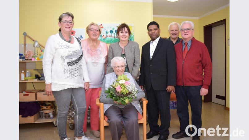 Viele Gratulanten überbrachten Margarete Troidl die besten Glück-und Segenswünsche. Von links: Heimleiterin Astrid Ostermaier, Anna Zeitler vom VdK, stellvertretende Bürgermeisterin Johanna Mertins, Pater Georg, Sohn Horst und Seniorenbeauftragter Helmut Butz. Bild: bnr