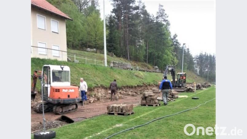 Die Sanierung des Geländes ist nur durch enorm viel Eigenleistung der TSV-Mitglieder möglich. Zum Saisonstart 2021/22 soll die Sportstätte wieder genutzt werden können. Bild: cro