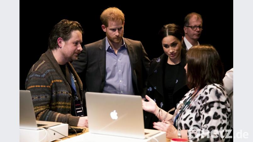 Prinz Harry (2.v.l.) und Herzogin Meghan mit Freiwilligen von „Shout“. Foto: -/Shout/AP/ Bild: -