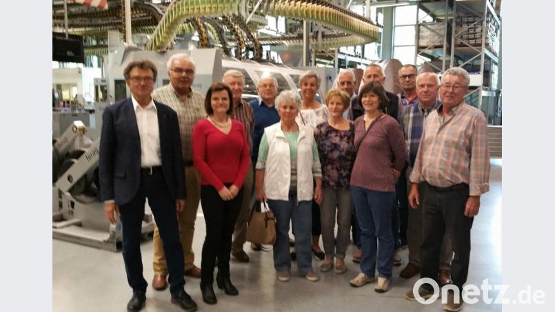 Franz Wagner (links) organisierte den Ausflug nach Weiden, Sabine Lang (Dritte von links) führte die Amberger Reservisten und ihre Ehefrauen durch das Druckzentrum von Oberpfalz-Medien. Bild: Nicole Koller