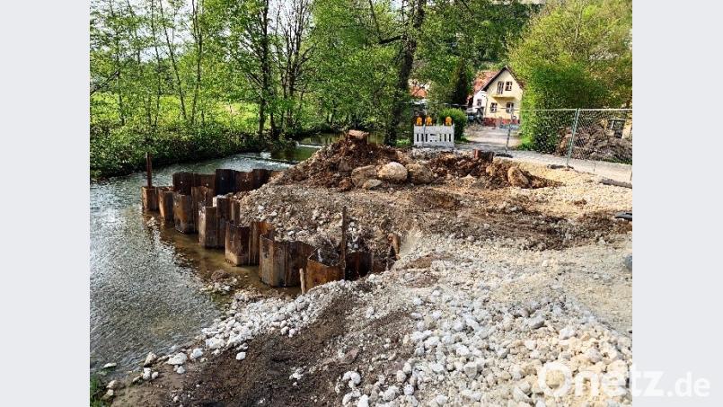 Die Lauterach wird wegen des Neubaus der rund 10 Meter langen Brücke des Pfistermühlwegs in der Hohenburgerstraße zur B 299 verrohrt und umgeleitet, damit die Betonpfähle für neue Brückenfundament beidseits gesetzt werden können. Bild: jp