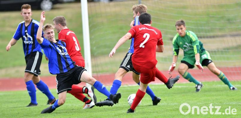 Mit 3:0 fieselte die SpVgg Vohenstrauß zum Saisonauftakt in der Kreisliga Nord die SpVgg SV Weiden II ab (Szene). Das Rückrundenspiel gewann die Wasserwerkelf dann 2:0. Entscheidet der direkte Vergleich die Meisterschaft in der Kreisliga Nord? Zwei Spieltage vor Saisonende führen die Weidener mit zwei Punkten vor Vohenstrauß die Tabelle an. Bild: A. Schwarzmeier