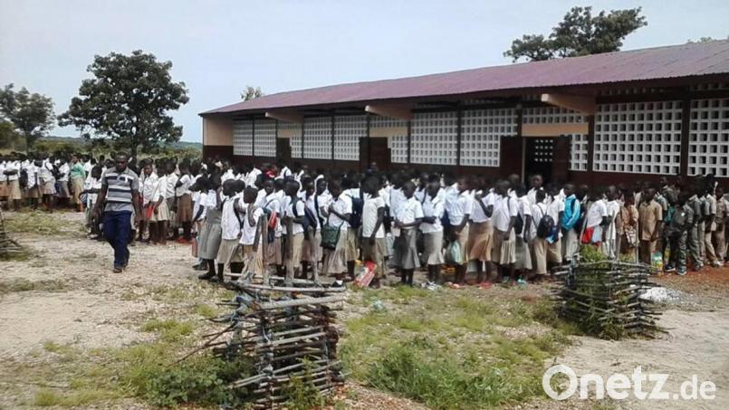 Hier tanzen die Schüler der neuen Realschule in Bassar noch nicht – das werden sie aber sicher bei der offiziellen Einweihung im Januar tun, wenn Projekthilfe-Vorsitzender Ulrich Siebenbürger und eine Delegation deutscher Gäste nach Togo reist. Am ersten Schultag haben sich die Kinder zum Singen der Nationalhymne vor ihrem neuen Gebäude versammelt, deshalb stehen sie so geordnet Spalier. Bild: exb