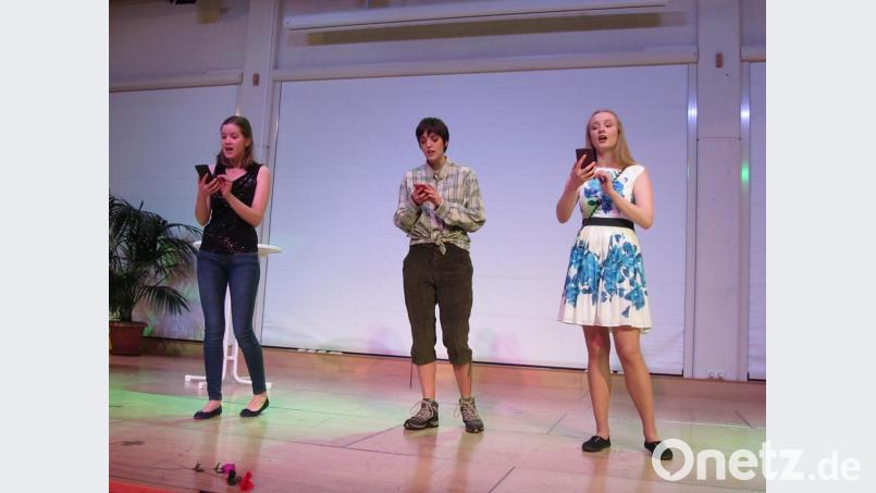 Apollonia Schmidt, Maria Siegl und Elisabeth Daudrich (von links) unternahmen einen Ausflug ins Musical-Dörfchen Anatevka. Bild: aks