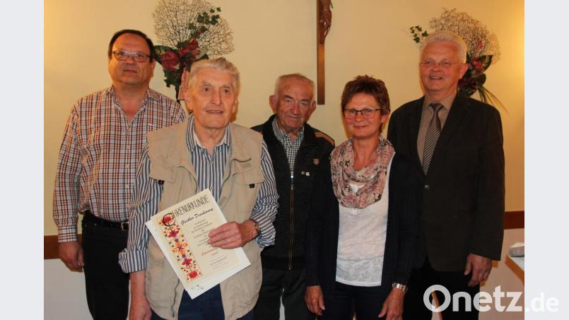 Günther Dembiany ist 50 Jahre beim Gartenbauverein Trisching. Er wurde mit einer Urkunde als neues Ehrenmitglied ausgezeichnet. Das Vorstandsteam gratulierte. Bild: ral