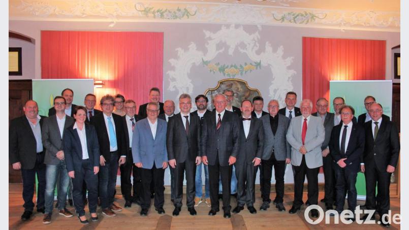 Festakt &quot;Zehn Jahre Neue Energien West eG&quot;: Gruppenfoto mit allen Anwesenden beim Festakt. Bild: stg