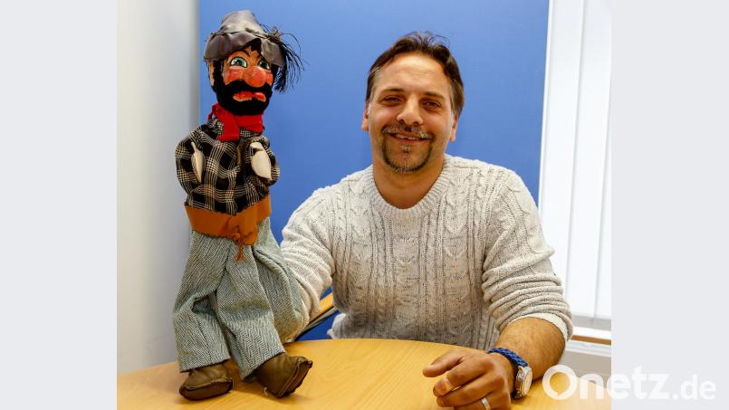 Es muss nicht der Kasperl sein. Puppenspieler Eugen Tränkler bringt zum Interview den Räuber mit. Bild: Hösamer