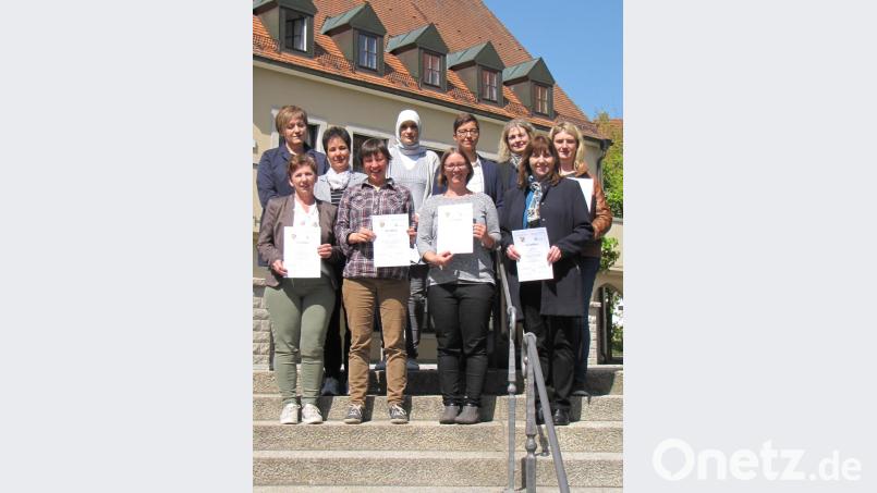 Zweite.Reihe, von links: Marion Neumann (Kinder-, Jugend- und Familienberatungsstelle der katholischen Jugendfürsorge Tirschenreuth, Christine Burkhard (Caritas-Kinderhort Tirschenreuth), Jana-Fatima Felahi (AWO Mitterteich Kursteilnehmerin) , Martina Fuhrmann und Sabine Rahm (beide Kreisjugendamt), Nicole Tischler (Neualbenreuth, Kursteilnehmerin)
Teilnehmerinnen: 1. Reihe, von links: Sieglinde Kraus (Konnersreuth), Franziska Thurn (Terschnitz), Stefanie Dörschmidt (Pleußen), Sieglinde Gradl (Caritas Kinderhort Tirschenreuth)t Bild: exb