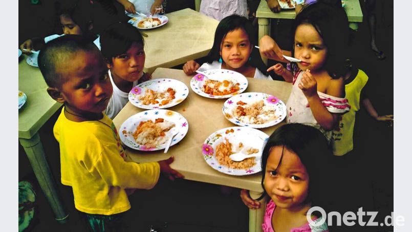 In der Regenzeit, wenn Müllsammler im durchnässten und verschlammten Abfall keine Wertstoffe finden, haben sie kein Einkommen, können ihre Kinder kaum ernähren. Da sind die Speisungen, vor allem für die Kleinen, nahezu überlebenswichtig. Trotz ihres Elends lächeln die Kinder. Bild: ath