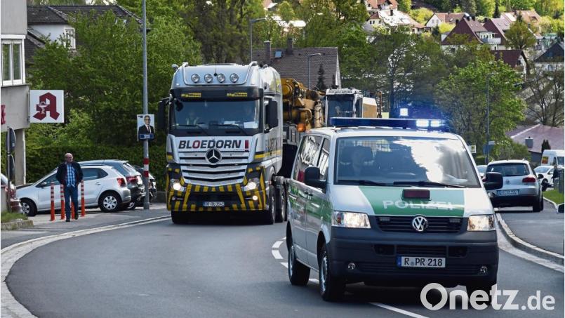 Den ganzen Weg über begleiteten Polizeifahrzeuge den Schwertransport und sicherten ihn nach vorne und hinten ab. Bild: Petra Hartl