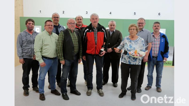 Rundenwettkampfleiter Reinhard Schwarz (Vierter von links) organisierte mit Helfern das erste Auflageschießen für Senioren. Die erfolgreichsten Schützen waren Siegried Häupler vom Schützengau Steinwald (Dritte von rechts) und Reinhold Schraml vom Schützengau Armesberg (Fünfter von rechts). Gauschützenmeister Wolfgang Schlicht (Zweiter von links) und der Vorsitzende der SG 1898 Thumsenreuth Norbert Lippert (Zweiter von rechts) gratulierten den erfolgreichen Schützen. Bild: bsc