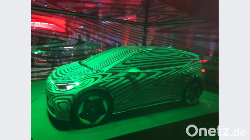 Noch mit Tarnfolie beklebt ist der ID.3, mit dem VW ein neues Kapitel der Unternehmensgeschichte aufschlagen will. Seine Publikumspremiere feiert das E-Auto im Golfformat auf der IAA in Frankfurt. Bild: bz