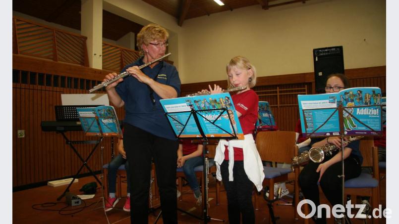 Veronika Konz, hier zusammen mit Christa Polata (links), spielte „La Sorella“. Bild: wro