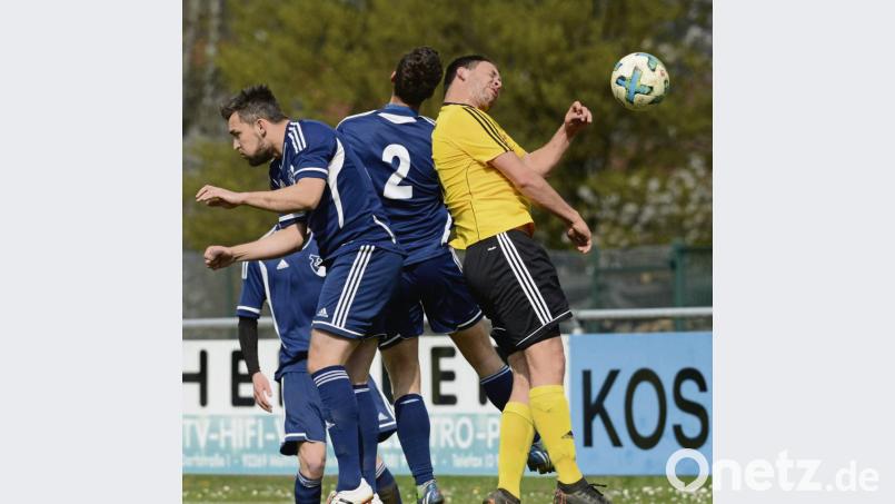Der Schmidgadener Alexander Schmiedl (rechts) haut sich gegen die Ettmannsdorfer voll rein. Schmidgaden ist in der Kreisliga West noch nicht ganz gerettet und sollte gegen den TSV Tännesberg auf jeden Fall punkten. Die Ettmannsdorfer können sich mit einem Sieg gegen den TSV Nittenau Platz zwei sichern. Bild: ham