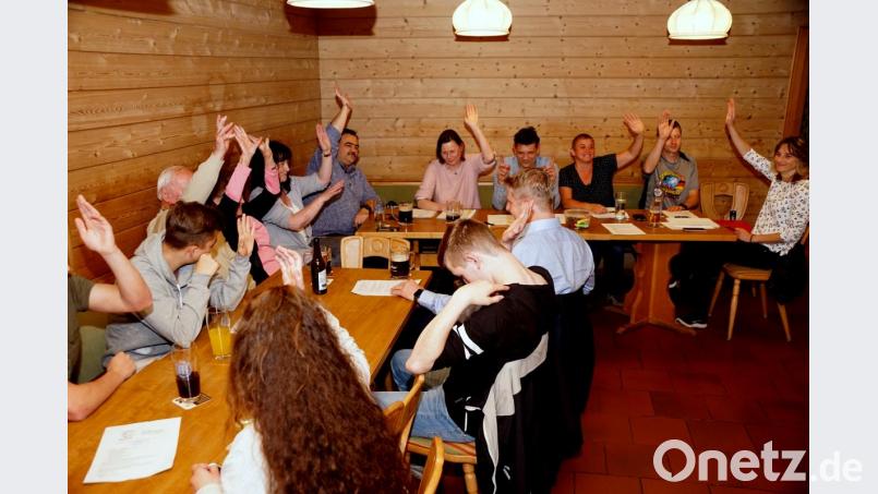 Die Neuwahlen dauern nur ein paar Minuten. Per Akklamation sprechen sich die Mitglieder für (von rechts) Heike und Lothar Ziegler, Monika Gosslau, Markus Knie, Christine Lubig-Schmidt, Christian Doser und Kerstin Knie als Vorstandsmitglieder aus. Bild: bkr