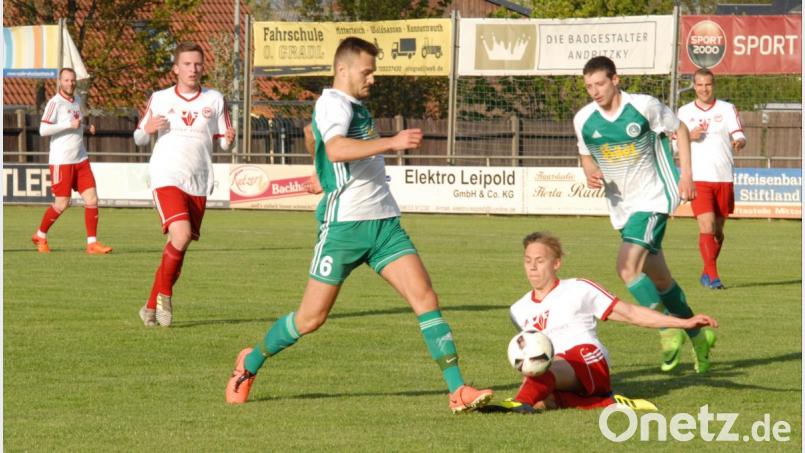 Der SV Mitterteich gewann das letzte Heimspiel dieser Saison gegen den SV Memmelsdorf mit 1:0. Hier spielt Mauricio Göhlert (Zweiter von links) den Ball vor Gästeakteur Christopher Sowinski (am Boden). Bild: gb