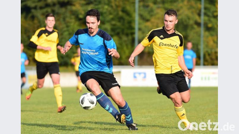 Das Hinspiel zwischen dem FC Tirschenreuth und dem SV Poppenreuth endete 1:1. Hier setzt sich der Tirschenreuther Andreas Gradl (links) gegen den Poppenreuther Josef Kotrba durch. Am Sonntag geht es im Rückspiel für beide Mannschaften um sehr viel. Der FC braucht die Punkte im Abstiegskampf und der SV schielt noch auf den begehrten Aufstiegsrelegationsplatz. Bild: axs