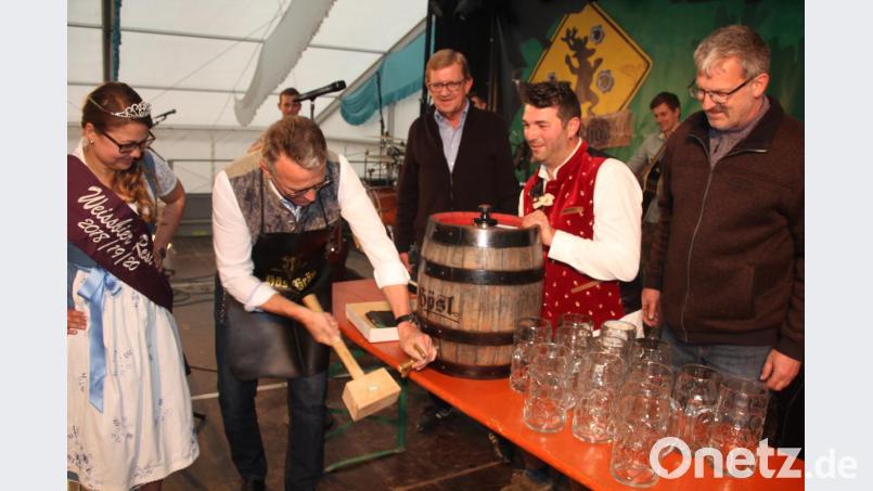 Bürgermeister Franz Stahl zapfte bei der Eröffnung des Tirschenreuther Volksfest das erste Fass Festbier an. Mit dabei waren (von links) "Weißboier-Resi" Martina Bleistein, Dritter Bürgermeister Norbert Schuller, Festwirt Daniel Feuerer und Organisator Georg Duschinger. Bild: kro