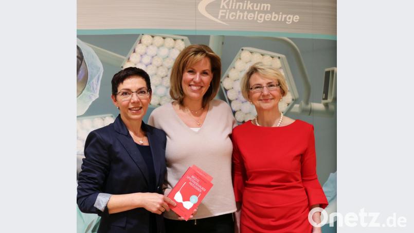 Leitende Oberärztin Dr. Natalija Deuerling, Autorin Nicole Staudinger und Chefärztin Dr. Maria Dietrich beim Vortrag im Egerland-Kulturhaus. Bild: exb