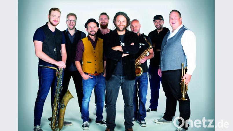 Der Keller Steff (Mitte) und seine sieben Bandkollegen versprechen grandiose Stimmung zum Festausklang in Schneeberg. Bild: exb/Katja Münch
