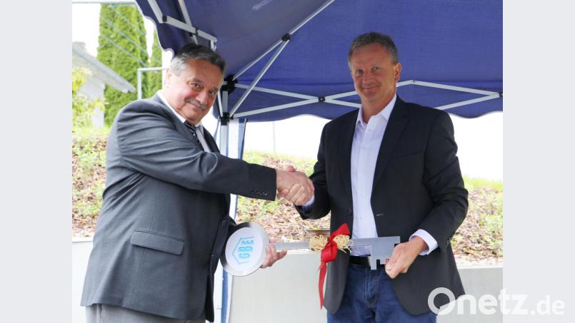 (von rechts) Vorstandsvorsitzender Dieter Döppl nahm den obligatorischen Schlüssel aus den Händen von Diplomingenieur Udo Graser entgegen. Bild: njn