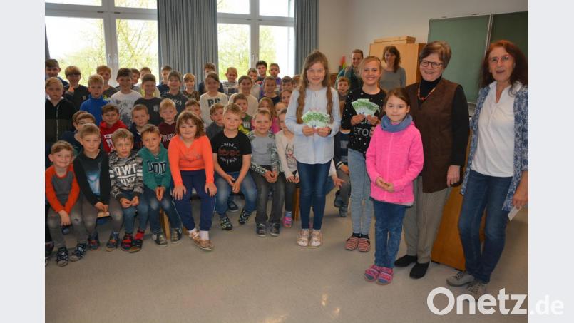 Ein großartiges Ergebnis brachte der 22. Pausenverkauf der Grundschule Konnersreuth. Den Erlös von 800 Euro überreichten die Klassensprecher der vierten Klasse an Dr. Annemarie Schraml (Zweite von rechts). Rektorin Monika Kunz (rechts) freute der respektable Erfolg „unserer kleinen Schule“ und bilanzierte, dass alleine aus dem Pausenverkauf schon weit mehr als 10000 Euro für soziale und karitative Zwecke gespendet wurden. Bild: jr