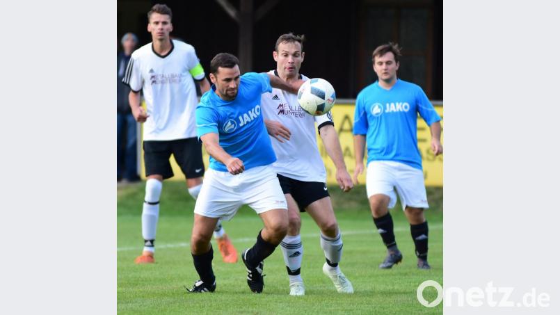 Mit 5:2 gewann der ATSV Tirschenreuth das Hinspiel gegen die SG Griesbach/Großkonreuth. Hier eine Szene daraus mit SG-Spieler Jakub Smoranc (blau) gegen den ATSV-Kicker Dominik Schnabl. Am Sonntag kommt es zum Rückspiel, in dem es um den Aufstiegsrelegationsplatz geht. Bild: schrems