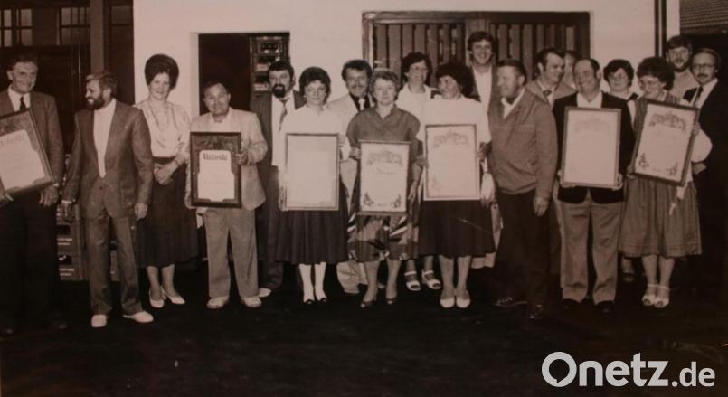 Langjährige Kunden und Wirte wurden 1982 im Hof der Brauerei für jahrelange Treue ausgezeichnet. Repro: sne