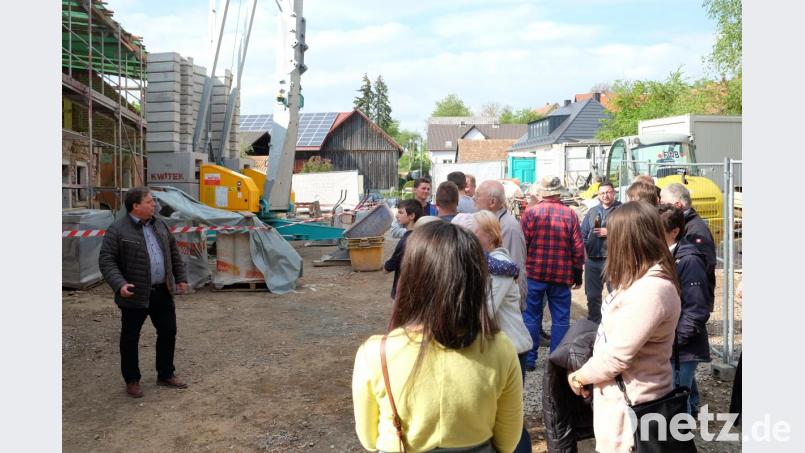 Der Schlossbauernhof in Altfalter wird zum Dorfmittelpunkt umgestaltet. Bürgermeister Hans Gradl (links) gibt den interessierten Besuchern Erläuterungen zum Baufortgang und hofft, dass die Bevölkerung bei den vorgesehenen Eigenleistungen kräftig mit anpackt. Das Großprojekt soll 2020 abgeschlossen sein. Bild: ohr