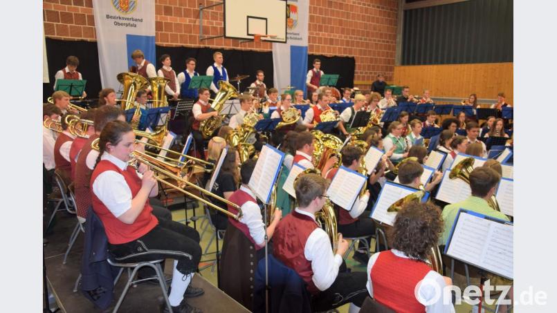 Das Bezirksjugendorchester des Nordbayerischen Musikbundes spielte zum Abschluss der Probentage in Schmidmühlen auf. Bild: bö