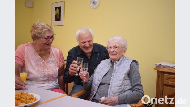 Gut gelaunt stießen Anna Zeitler vom VdK und Sohn Horst mit Anna Troidl auf deren 103. Geburtstag an. Bild: bnr