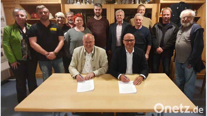 Unter den Augen der Festausschussmitglieder, darunter dem Feuerwehr-Festleiter Christian Voith (2. von links) und SV-Festleiter Franz Bauer (7. von links) sowie dem Vorsitzenden des Patenvereins, FFW Haag, Josef Meier (3. von rechts) unterzeichnete Erster Bürgermeister Maximilian Beer und Festwirt Alois Hamperl aus Rettenbach (links am Tisch) den Vertrag über die Zusammenarbeit beim Heimatfest 2020. Bild: exb/Stefan Schmid