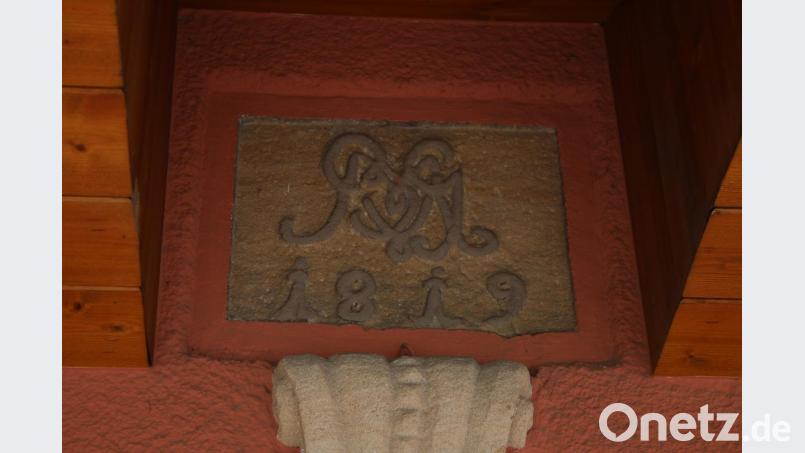 Der Stein mit Signierung wurde aus dem Dachstuhl herausgenommen und erhielt im Eingangsbereich einen neuen Platz. Die Aufschrift zeigt das Baujahr an: 1819. Bild: sne