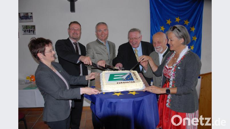 Ein Stück Europa für jeden (von links): Landesgeschäftsführerin Ute Hartenberger, Hohenburgs Bürgermeister Florian Junkes, CSU-Landtagsabgeordneter Harald Schwartz, Kreisvorsitzender Hermann Kucharski, Bezirksvorsitzender Anton Götz und die ehemalige Kreisvorsitzende Karoline Hastreiter. Bild: pop