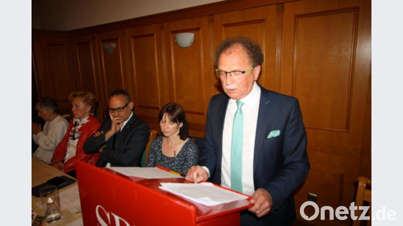 Die Stadtgeschchte tatkräftig mitgeprägt habe die Pressather SPD seit ihrer Gründung vor 100 Jahren, bilanziert Bürgermeister Werner Walberer beim Ehrenabend des SPD-Ortsvereins. Bild: bjp