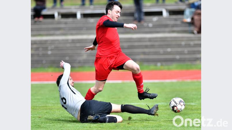 Mit dem 4:1-Heimsieg gegen den FC Tremmersdorf im Rücken fährt die SpVgg Vohenstrauß (im Bild Stefan Gmeiner) nach Reuth. Ein Sieg dort ist Pflicht, um im Titelrennen zu bleiben. Meisterschaftsfavorit SpVgg SV Weiden II empfängt indes zu Hause den VfB Mantel. Bild: A. Schwarzmeier