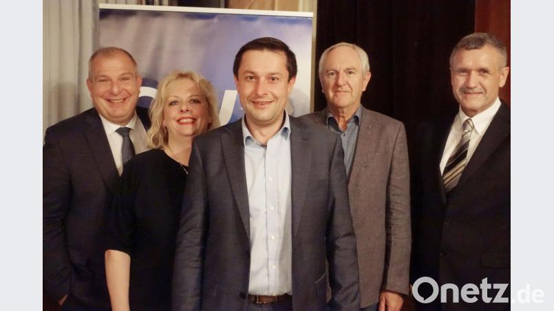 Den ersten Schock überwunden: Die engste Kreisvorstandschaft der Weidener CSU mit Kreisvorsitzendem Stephan Gollwitzer (Mitte), den Stellvertretern Wolfgang Pausch und Dagmar Nachtigall (von links) sowie Hans-Jürgen Gmeiner und Schatzmeister Werner Weitensteiner (von rechts)i Bild: wd