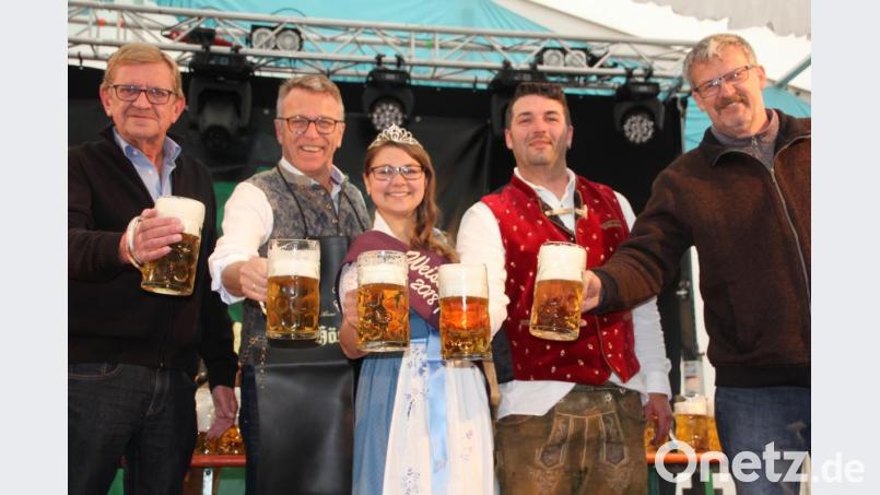 Ein Prosit der Gemütlichkeit auf ein friedvolles Volksfest: (von links) Norbert Schuller, Franz Stahl, "Weißbier-Resi" Martina Bleistein, Daniel Feuerer und Georg Duschinger. Bild: kro