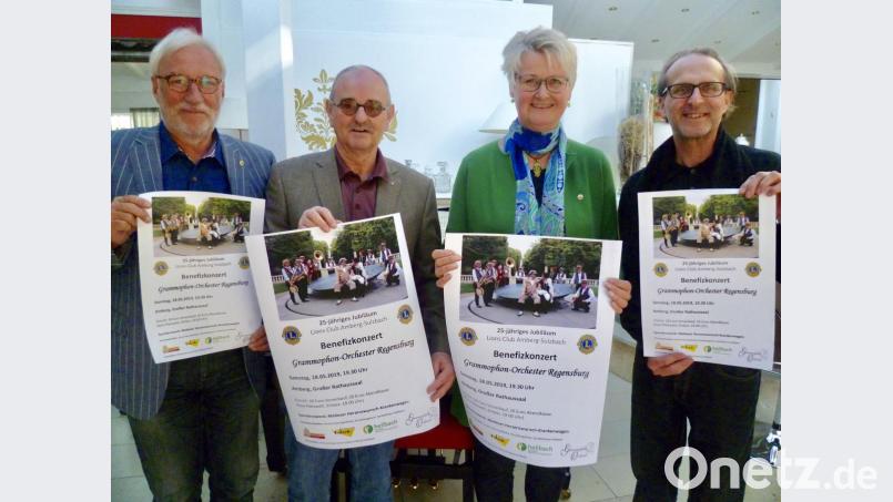 Das Präsidium des Lions-Clubs Amberg-Sulzbach hofft auf regen Zuspruch beim Gastspiel des bekannten Regensburger Grammophon-Orchesters. Von links: Zweiter Vizepräsident Peter Rückerl, Hilfswerk-Schatzmeister Hans Fürnkäs, Präsidentin Maria Rita Sagstetter und Vizepräsident Michael Ritz. Bild: usc